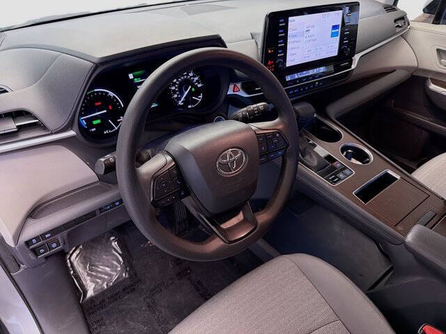 2022 Toyota Sienna LE 8-Passenger