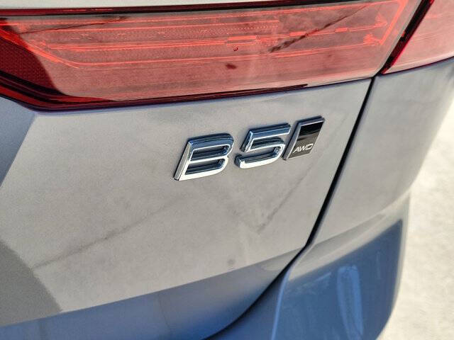 2024 Volvo XC60 B5 Core Dark Theme