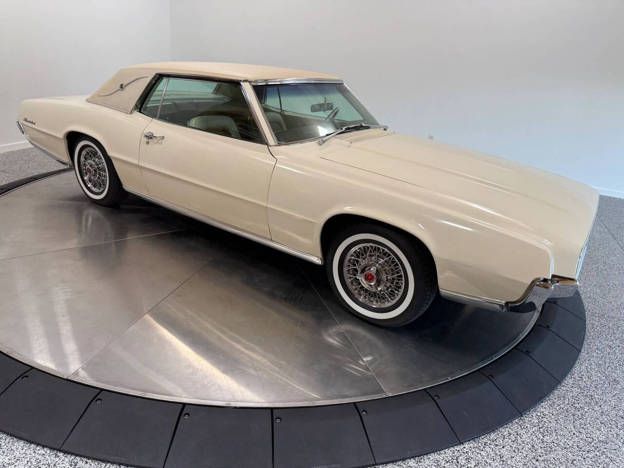 1967 Ford Thunderbird 26