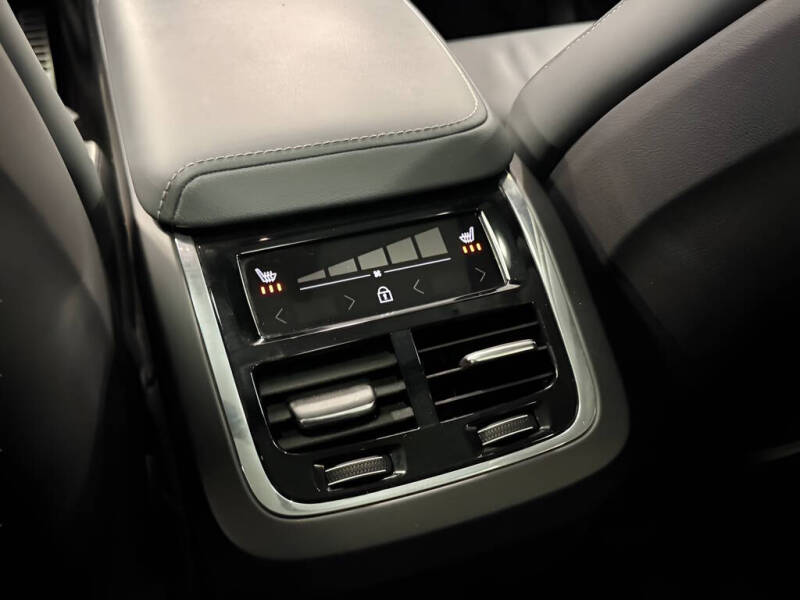 2022 Volvo XC60 B6 R-Design