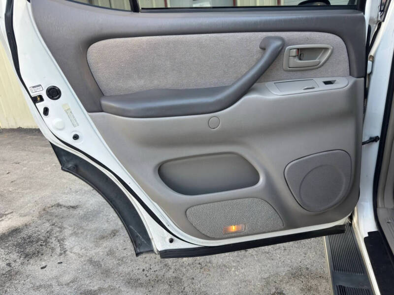 2004 Toyota Sequoia SR5