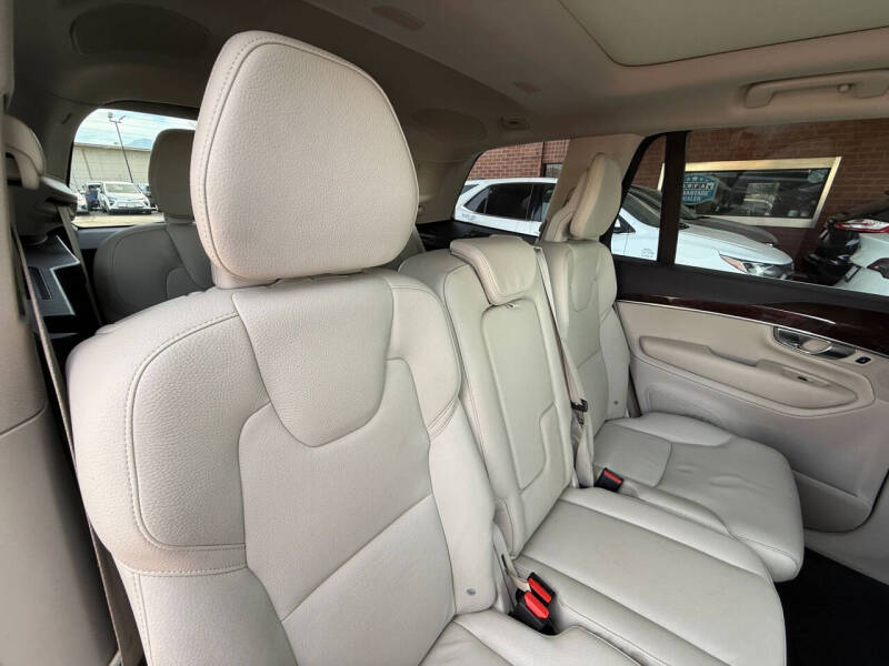 2017 Volvo XC90 T6 Momentum