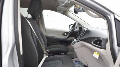 2024 Chrysler Voyager LX