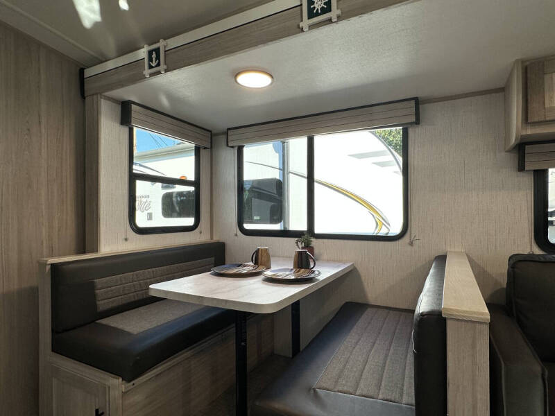 2022 **REDUCED** Shadow Cruiser 280QBS / 31ft