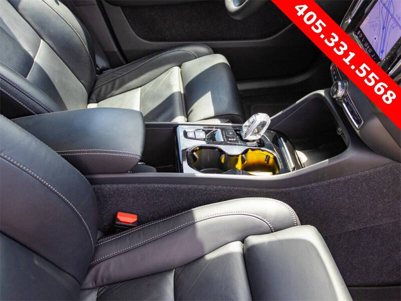 2023 Volvo XC40 B5 Plus Bright Theme