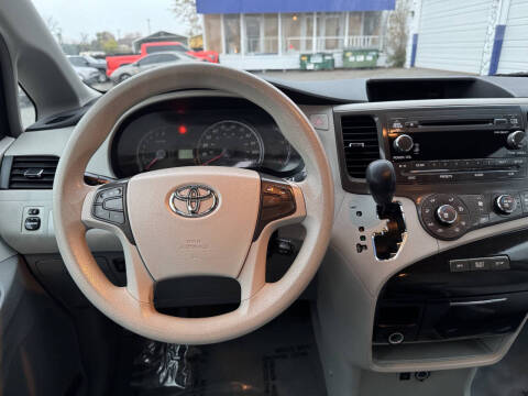 2011 Toyota Sienna LE 8-Passenger