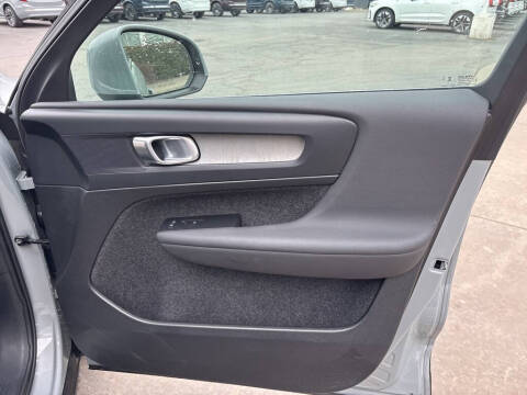 2025 Volvo XC40 B5 Core Bright Theme