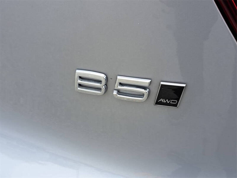 2024 Volvo XC40 B5 Plus Bright Theme