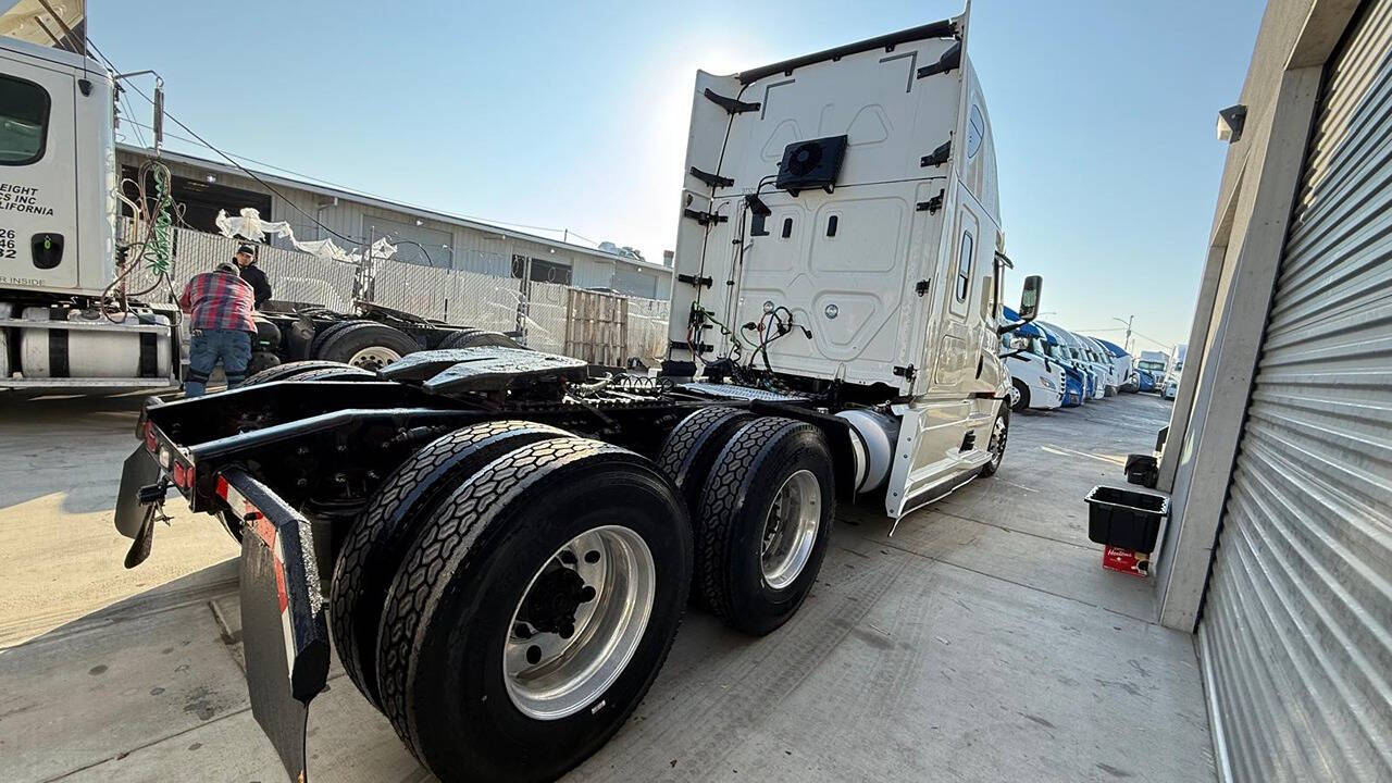 2021 Freightliner Cascadia for sale at KING TRUCK TRAILER SALES in Bakersfield, CA