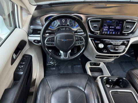 2017 Chrysler Pacifica Touring-L Plus