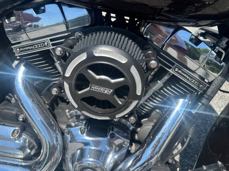 2011 Harley-Davidson FLHX -