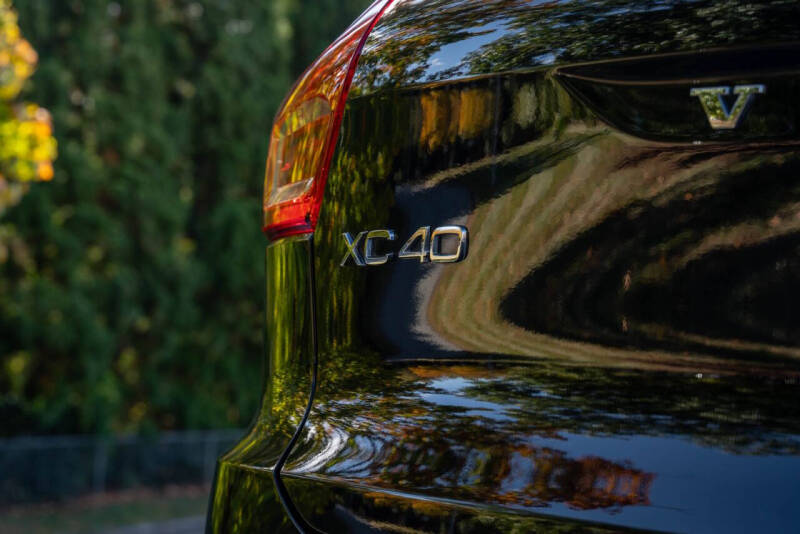 2024 Volvo XC40 B5 Ultimate Dark Theme