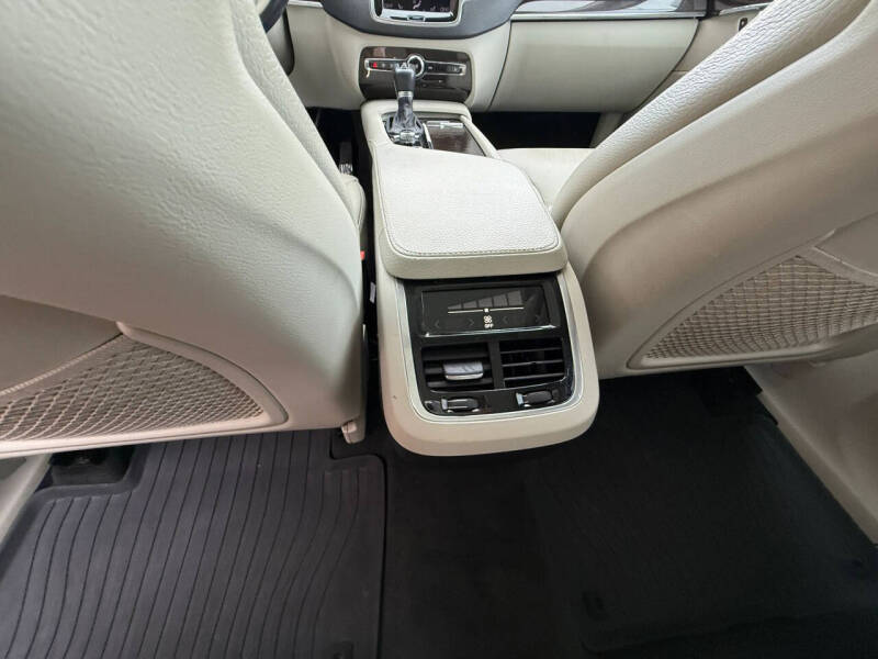 2017 Volvo XC90 T6 Momentum