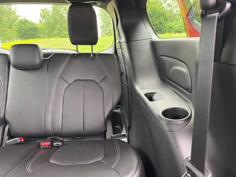 2027 Chrysler Pacifica Select