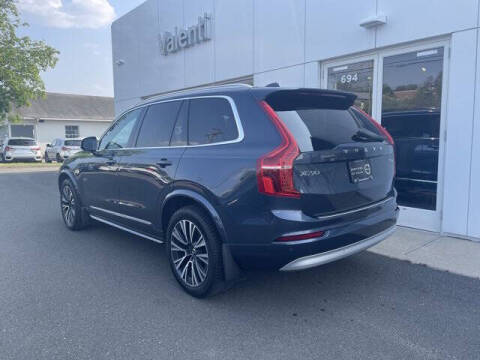 2022 Volvo XC90 T6 Momentum 6-Passenger