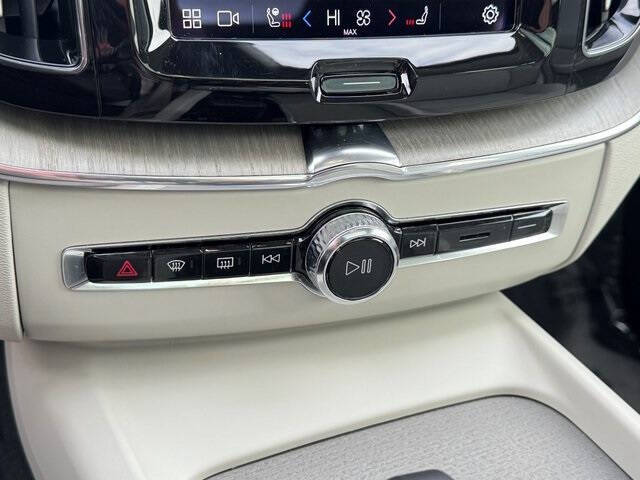 2023 Volvo XC60 B5 Plus Dark Theme