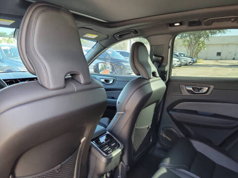 2022 Volvo XC60 B5 R-Design