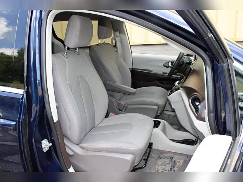 2020 Chrysler Voyager LX