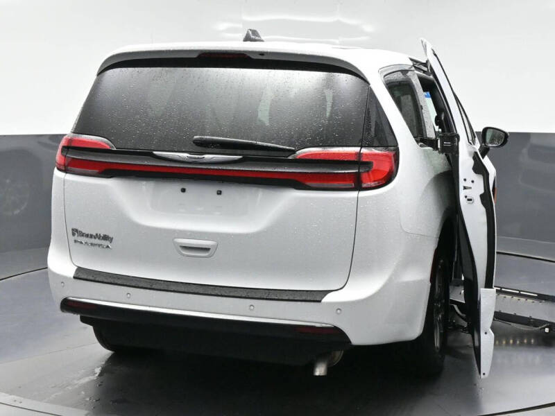 2025 Chrysler Pacifica Select