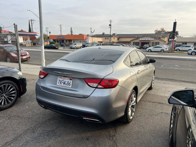 2015 Chrysler 200 null photo 3