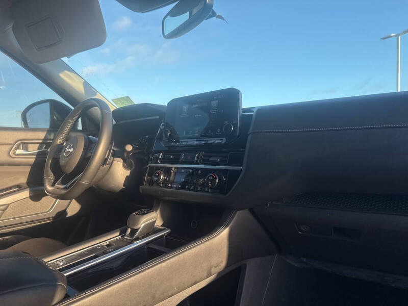 2022 Nissan Pathfinder SL