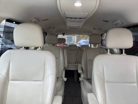 2010 Volkswagen Routan SE