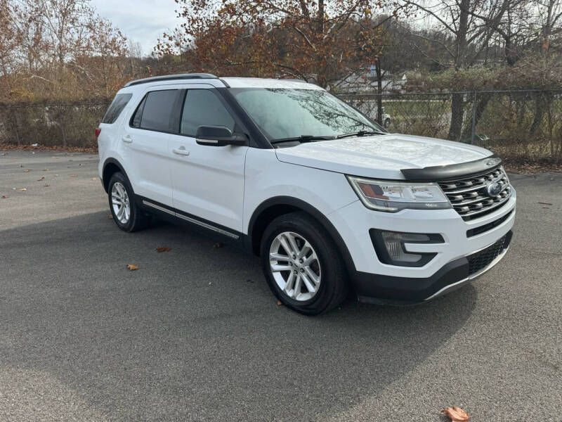 2017 Ford Explorer XLT photo 4