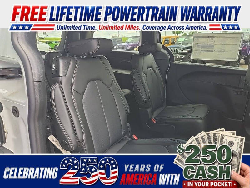 2027 Chrysler Pacifica Select