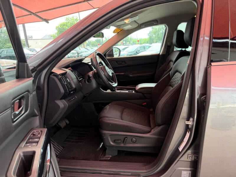 2025 Nissan Pathfinder SV