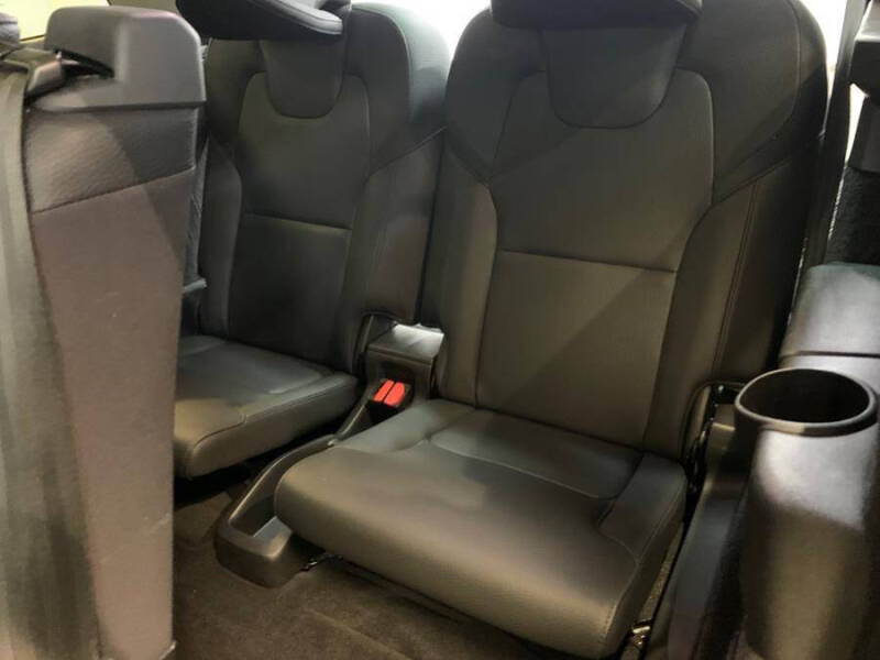 2022 Volvo XC90 T6 Momentum 7-Passenger
