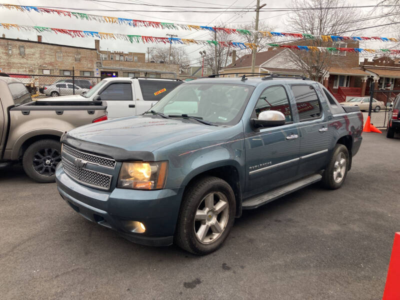 2011 Chevrolet Avalanche for sale at RON'S AUTO SALES INC in Cicero IL