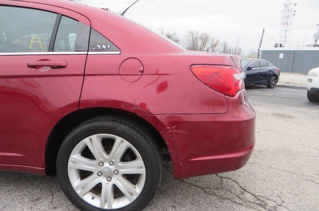 2013 Chrysler 200 Touring photo 28