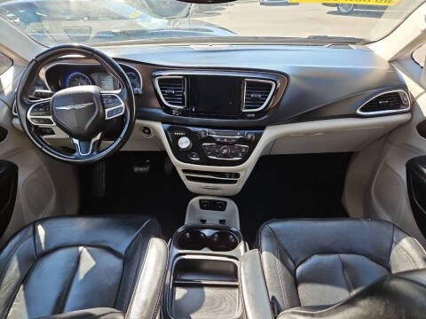 2017 Chrysler Pacifica Touring-L