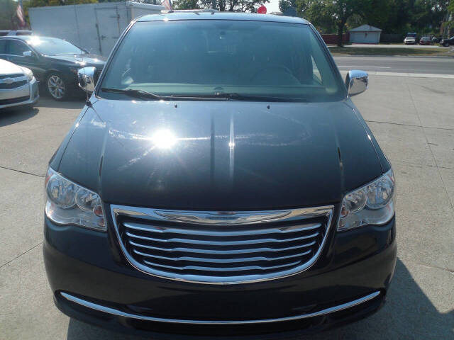 2015 Chrysler Town and Country for sale at VIP Motor Sales in Hazel Park, MI