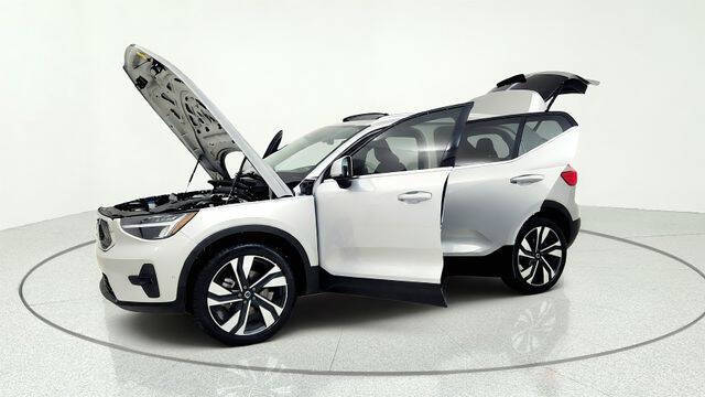 2025 Volvo XC40 B5 Plus Bright Theme
