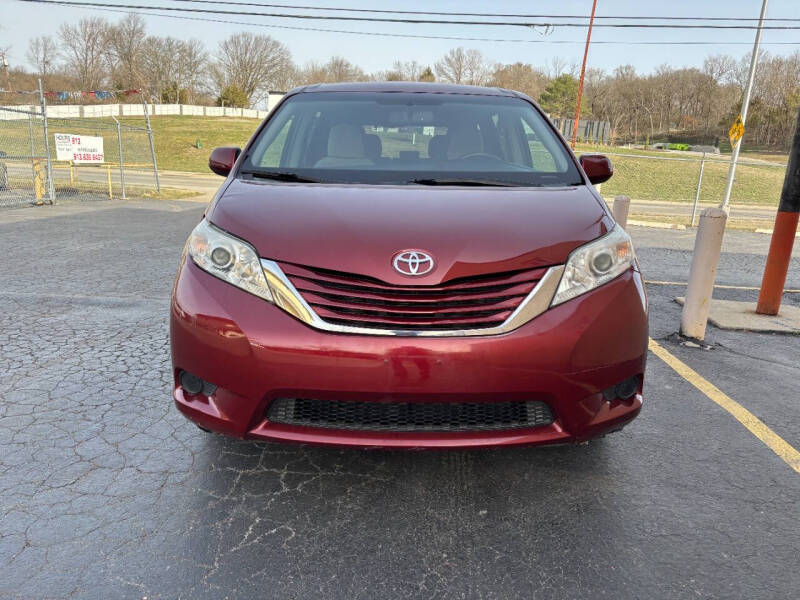 Image 2 of 2015 Toyota Sienna LE 7-Passenger