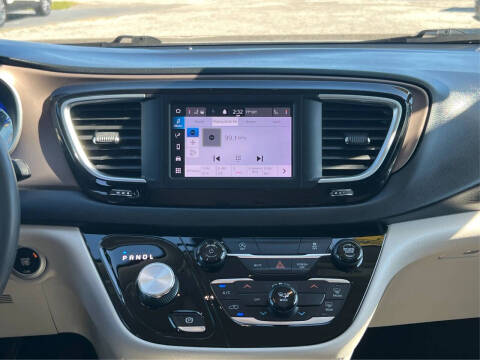 2022 Chrysler Voyager LX