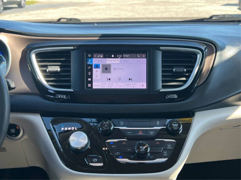 2022 Chrysler Voyager LX