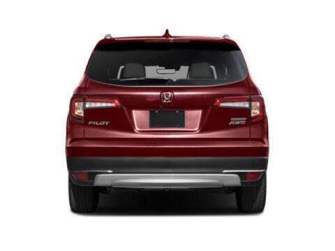 2021 Honda Pilot Touring w/Rear Captain's Chairs