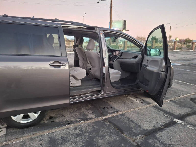 2017 Toyota Sienna LE 8-Passenger