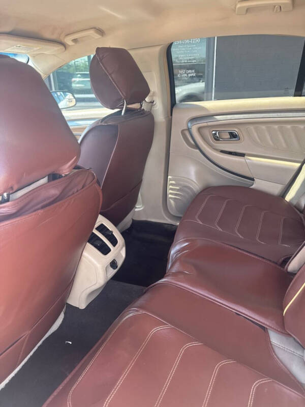 2014 Ford Taurus SE