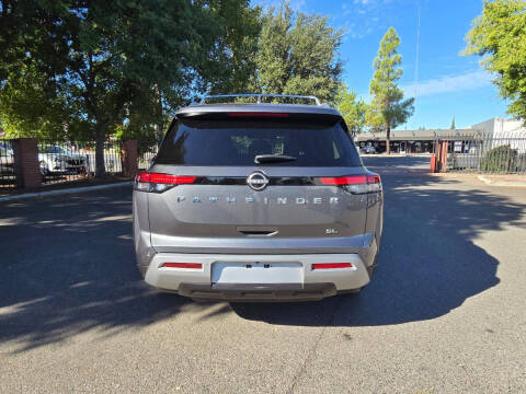 2023 Nissan Pathfinder SL
