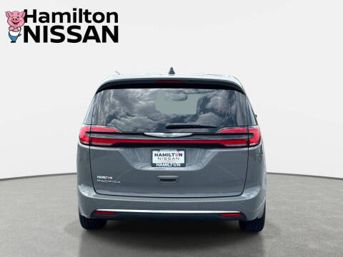2025 Chrysler Pacifica Select