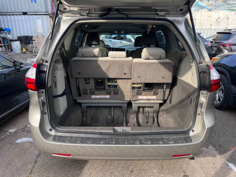 2015 Toyota Sienna LE 8-Passenger