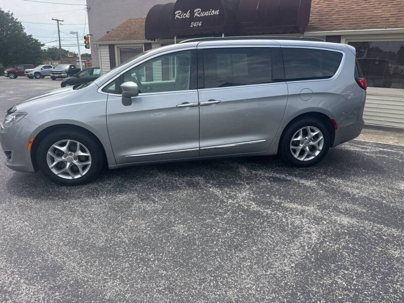 2017 Chrysler Pacifica Touring-L