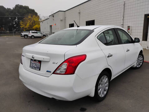 2012 Nissan Versa 1.6 SV