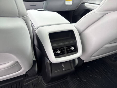 2025 Cadillac LYRIQ Luxury 2