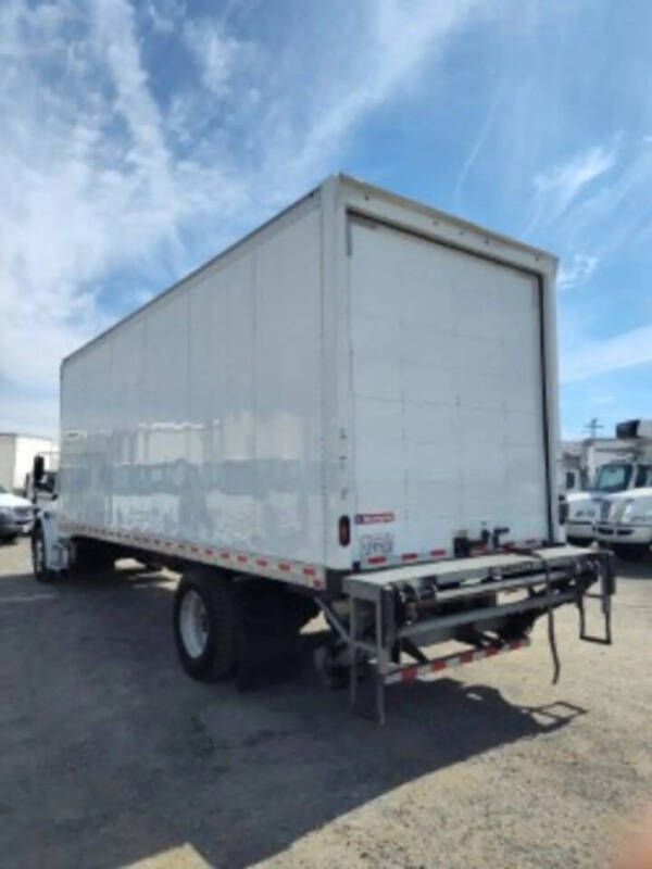 2021 Freightliner M2 106