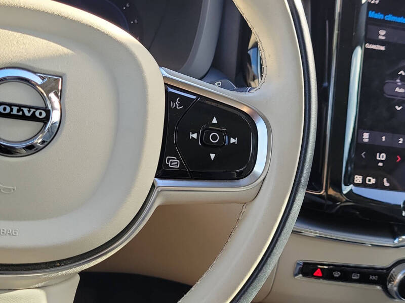 2024 Volvo XC60 B5 Core Dark Theme