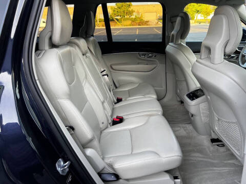 2016 Volvo XC90 T6 Momentum